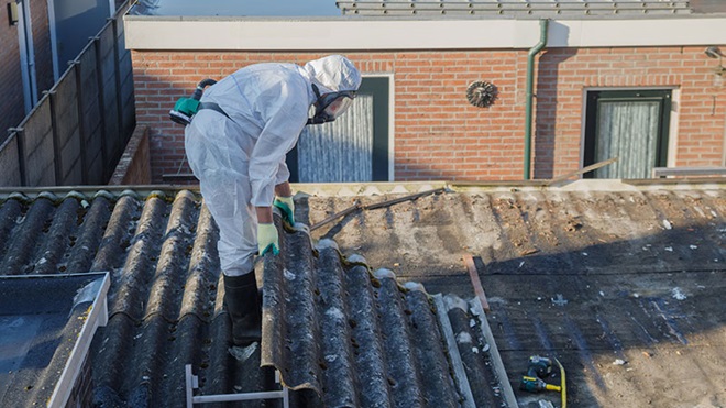Toitures en fibrociment : Comment identifier et retirer l’amiante en toute sécurité